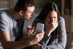 اجتناب از کنجکاوی از توصیههای مشاوره خیانت همسر
