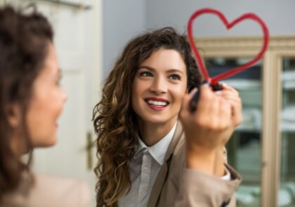 خودشیفتگی چیست؟ نشانه‌ها و ویژگی‌های افراد خودشیفته به زبان ساده!