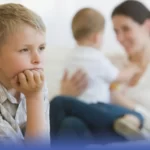 حسادت کودک اول بعد از تولد نوزاد جدید؛ دلایل و نحوه رفتار والدین