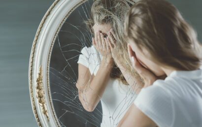 اعتماد به نفس پایین از کجا میآید و چطور آن را درمان کنیم؟