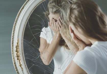 اعتماد به نفس پایین از کجا میآید و چطور آن را درمان کنیم؟