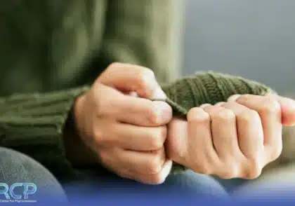 خودآزاری چیست و چگونه می‌توان از آن عبور کرد؟ راهنمای آگاهی، پیشگیری و درمان