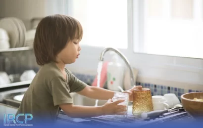 چطور کودک مستقل تربیت کنیم؟ ۱۰ روش عملی و بدون فشار