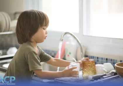 چطور کودک مستقل تربیت کنیم؟ ۱۰ روش عملی و بدون فشار