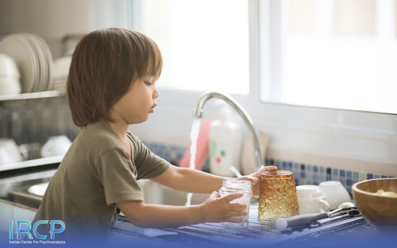 چطور کودک مستقل تربیت کنیم؟ ۱۰ روش عملی و بدون فشار