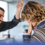 خشونت در رابطه؛ چرا اتفاق می‌افتد و چگونه باید واکنش نشان داد؟