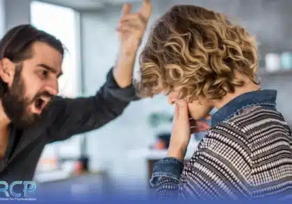 خشونت در رابطه؛ چرا اتفاق می‌افتد و چگونه باید واکنش نشان داد؟