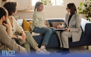 حس استقلال و پیدا کردن هویت شخصی نخستین دلیل حرف نزدن نوجوانان است.