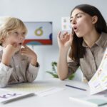 تاخیر در گفتار کودک؛ چرا حرف نمی‌زند و چه زمانی باید نگران شویم؟