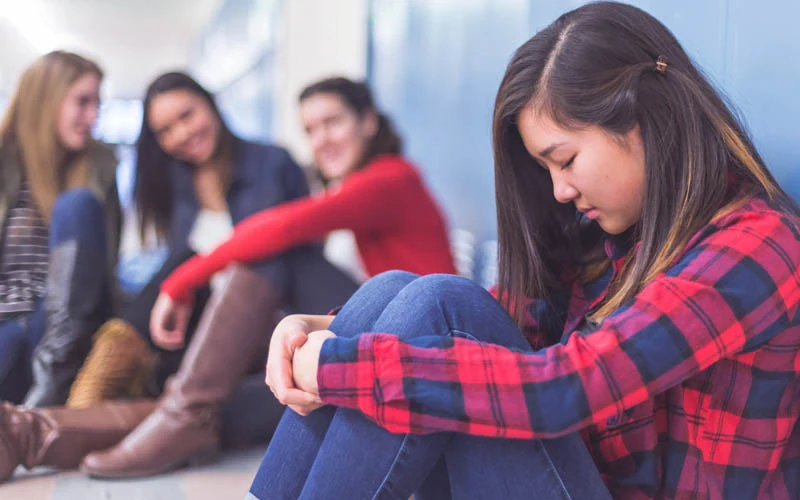 احساس طردشدگی چیست و چگونه شکل میگیرد؟